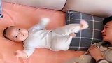 爸爸想要赖床，不料女儿接下来一个旋风腿，看你还睡不睡