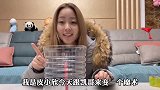 点燃一个根蜡烛，用一盆水淹没蜡烛依然不会熄灭，这是怎么做到的