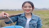 这是我们村的村花，天天在田里抓泥鳅不上班，活该没人娶她！