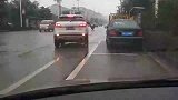新手司机侧方位停车，这么宽还要倒两次，尴尬了！