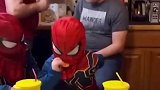 男童身穿蜘蛛侠服饰，吃饼干结果吃了个寂寞