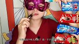 小姐姐吃趣味糖果，可乐棒棒糖，2种口味香甜味美吃得嗨