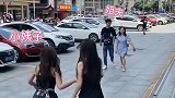 看到姐夫回家，高兴过去迎接