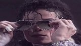 光摘墨镜就用了120秒，演唱会这样做的也只有迈克杰克逊了