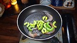 炒苦瓜怎么炒才好吃，营养又好吃的苦瓜炒大虾，超级下饭
