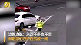 市民将2箱牛奶放执勤交警扭头就跑 交警欲退还跑步都没追上