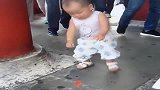 两岁小朋友，一看地上有面国旗，这反应太让人意外，不愧是中国人