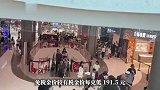 买个金镯子省下机票钱！春节三亚免税城大排队，山西小夫妻特地赶来挑“三金”
