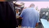 驾车时突然肌肉痉挛，民警暖心救助！