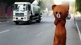 当网红熊遇上洒水车，这跑步的姿势太逗了