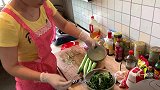雪儿用黄瓜皮做绿色面鱼，三斤鸡肉做卤，婆婆说劲道，吃得真过瘾