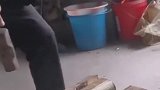 大哥你开个核桃，是和凳子有仇吗？真是太尴尬了！