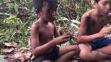 荒野小屁孩：野外石板烤墨鱼，这是体验荒野求生吗？好像都烧糊了