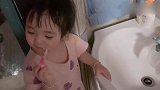 小宝宝刷牙的样子好认真，萌萌的样子简直太萌了