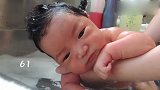 萌到爆炸的新生儿宝宝洗澡视频大合集，看的我的心都要被萌化了