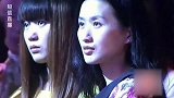 胆小妈妈初次登台，献唱《出嫁》，评委点评：胜过原唱