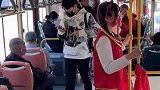 今天坐公交当了把杆子！