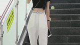 街拍这是我见过最不科学的姑娘，长得这么漂亮还走楼梯