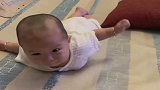 才五个月的宝宝，这是啥姿势呀，差一点就起飞了！