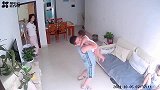 监控无意间拍下的一幕，这种感觉多少女人感同身受