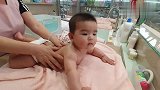 专业护理师给宝宝做背部抚触按摩,小宝宝舒服到昏昏欲睡！