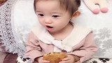 恬宝吃着月饼还堵不住她的嘴，模仿救护车的声音可真像