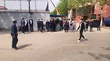 从“歹徒”翻大门的姿势来看，学校的反恐演习找对人了！