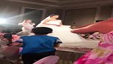 最近很火的新娘，婚礼上带着伴娘团跳舞，真是没才艺都不敢结婚了