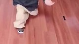 三岁萌娃独自在家练螳螂拳