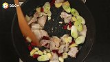 将五花肉和菌菇完美结合的干锅茶树菇，越煮越好吃哦！