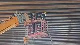 消防员注水降温，低温下全身浇透依然保持战斗姿势