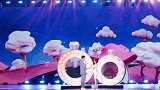 张嘉倪携买超登央视跨年盛典，台上深情对唱台下拧老公耳朵超甜