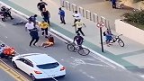 男子当街抢手机，被热心市民开车猛撞，又遭数人围堵当街暴揍