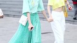 两个小姐姐逛街忍不住转圈圈，这也太可爱了