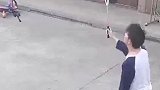浙江嘉兴：孩子跑过来求抱抱，结果被爸爸拎着打羽毛球