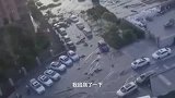 泥浆倒罐停车场，多辆车遭殃