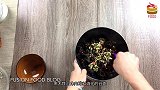 黑木耳加一宝，经常吃一点，排毒又养颜，气色越来越好！