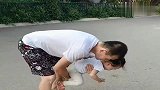 长在爸爸身上的小朋友，粘着都不松手，真是服了！