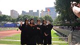 一个都不少！大学生带室友人形立牌参加毕业典礼 师生争相合影