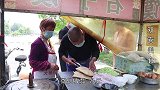 河南夫妻三轮车卖小吃，石子炕馍新花样，8元一个塞满鸡蛋和肉
