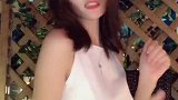 小姐姐笑起来太迷人了，这手指舞的好有节奏，网友就喜欢你