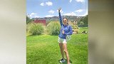 张雨绮分享游客照，扎双麻花辫穿少女装卖萌青春十足！