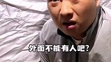 夫妻俩露营感受氛围，准备很充分