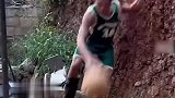 农村条件有限，小伙用山坡作为对抗假体
