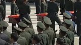 礼兵连续鸣枪三响向志愿军烈士致敬！第七批在韩志愿军烈士遗骸回国安葬仪式举行。忠魂不泯，浩气长存！