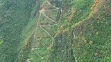 悬崖天路直通山顶，竟有一栋5层楼房