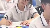 老师拍下高三学生，上课闭眼罚抄的可爱表情这就是青春的样子吧