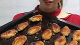 端着托盘吃烤翅，看这个妹子没出息的样子，也是没谁了