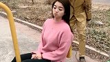 你干嘛抬我的凳子啊？