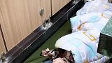 女大学生被室友赶出寝室，竟然跑到厕所打起地铺！